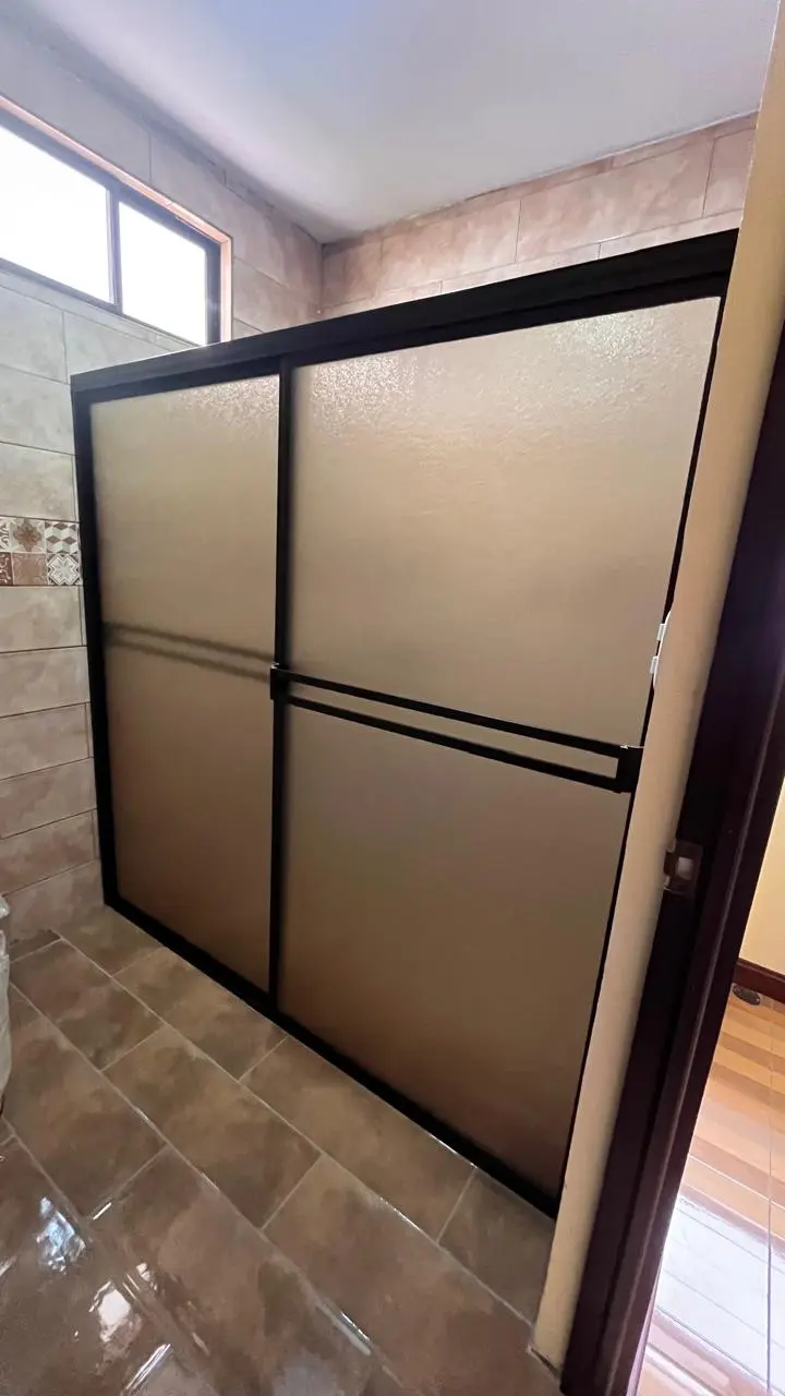 Puerta de baño plástica lineal